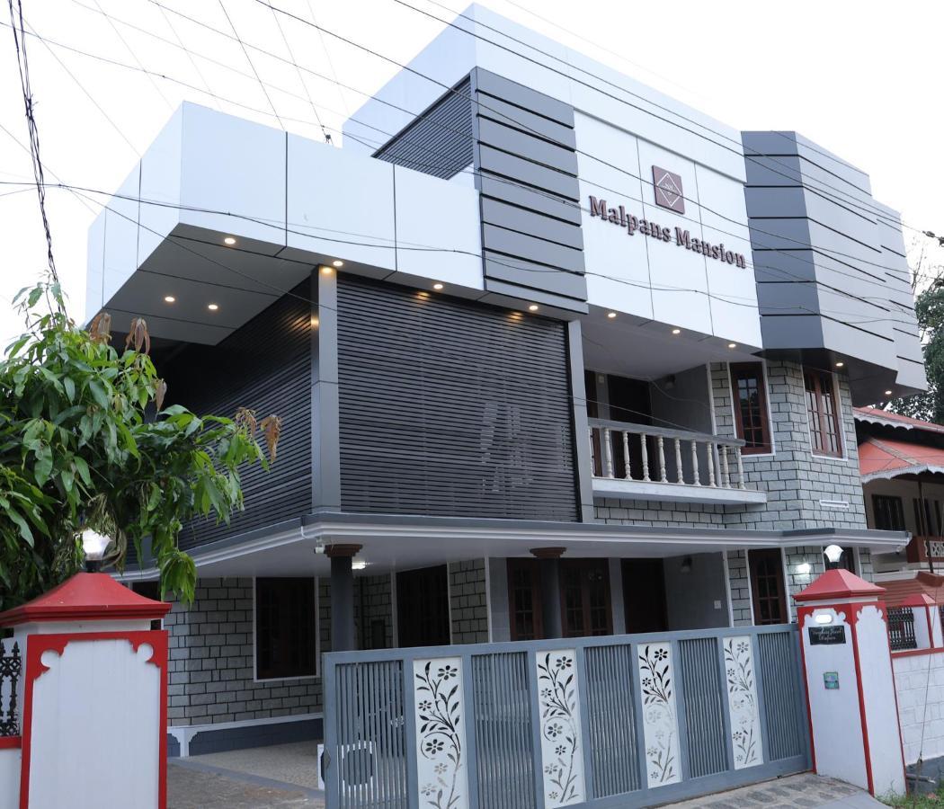 Malpans Mansion Hotell Nedumbassery Exteriör bild